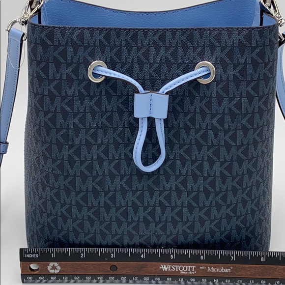 MICHAEL KORS SURI MEDIUM BUCKET MESSENGER LT SKY - Picture 6 of 15